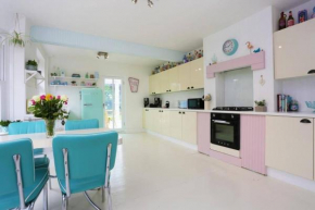 BOURNECOAST: HOME WITH GARDEN-WIFI-PARKING-HB7352